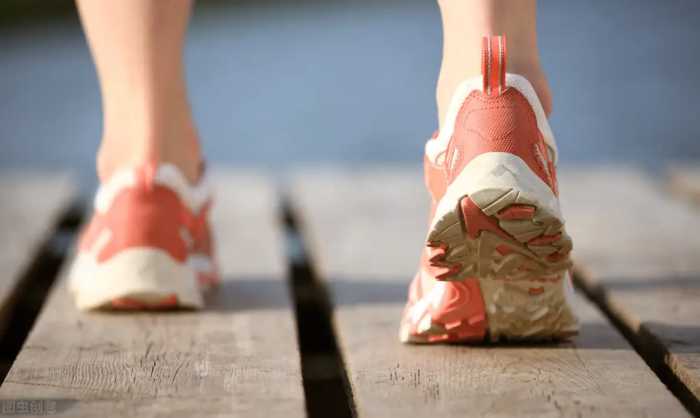 走路也能减肥？走路时注意这5个技巧，既瘦身还养生